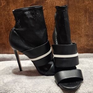 AMAZING Ruthie Davis White Perforated Heels Size US 7 (EURO 39)